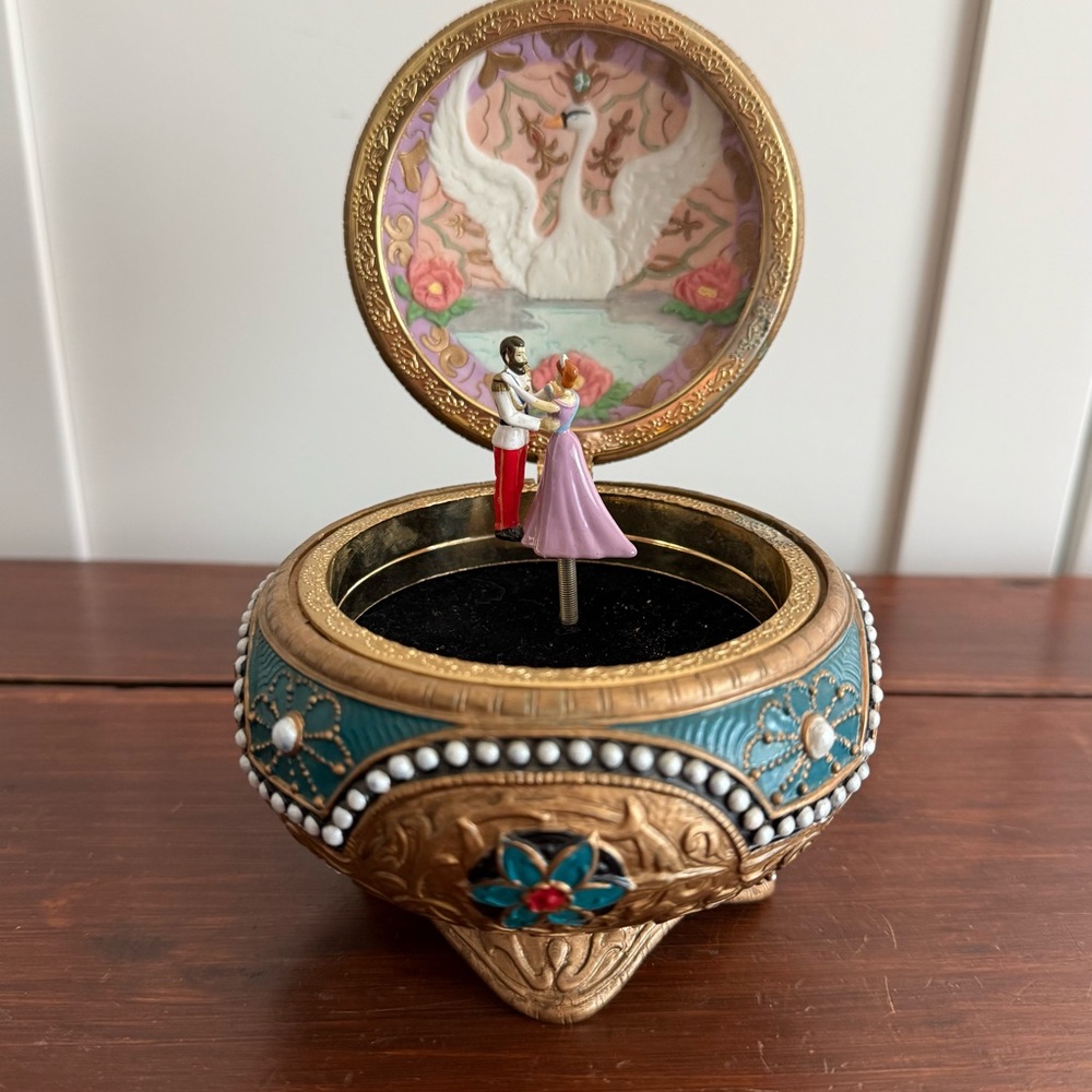 1997 Anastasia Music Box by The San Francisco Music Box Company